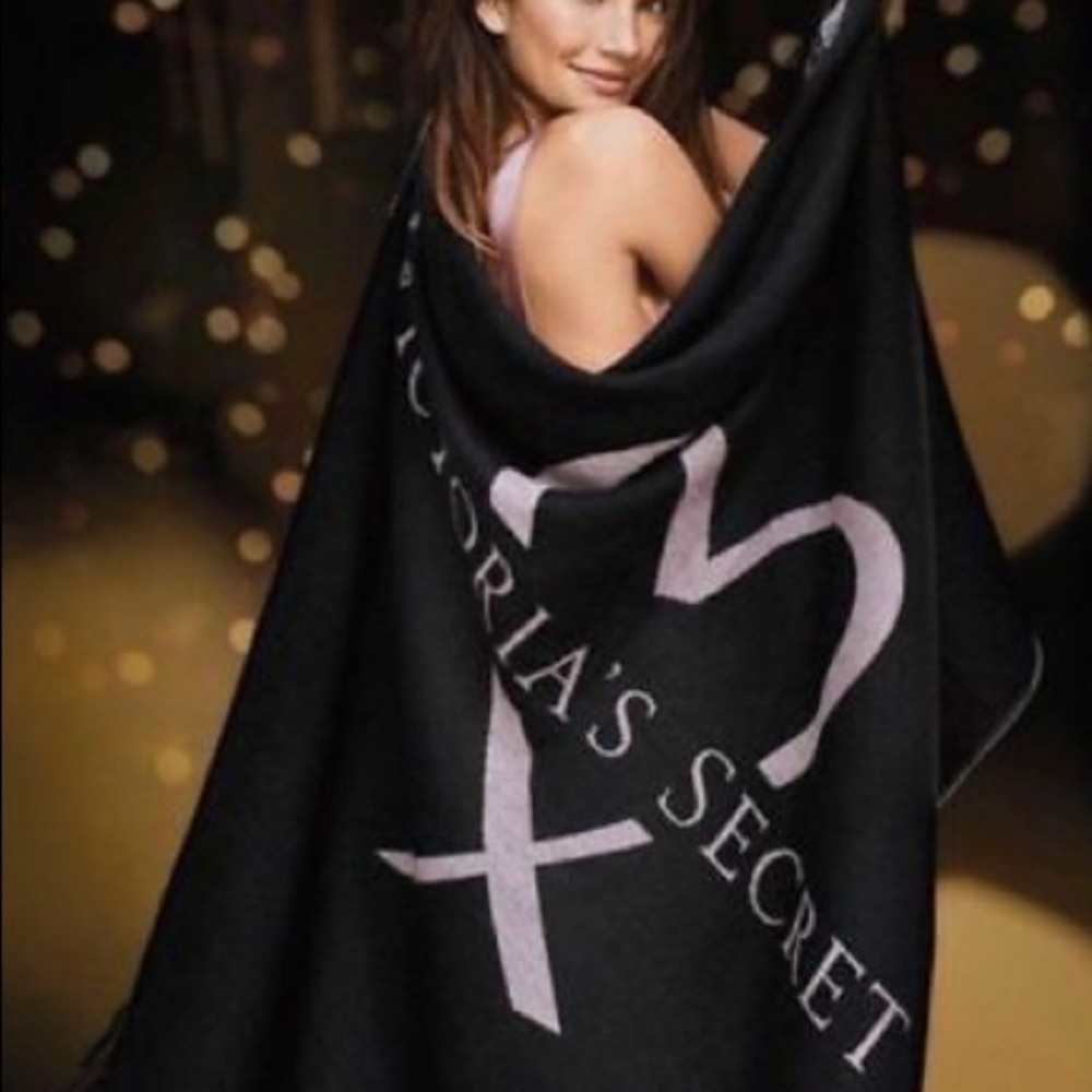 💕SUPER SOFT VICTORIA’S SECRET BLANKET💕